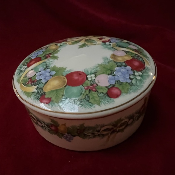 Mikasa Covered Trinket Box.”Christmas Bouquet” Christmas Garland. - Picture 2 of 10